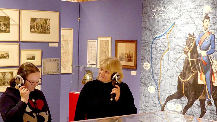 Blick in die Ausstellung, Medienstation mit zahlreichen Informationen zur Frankenreise des K&ouml;nigs.