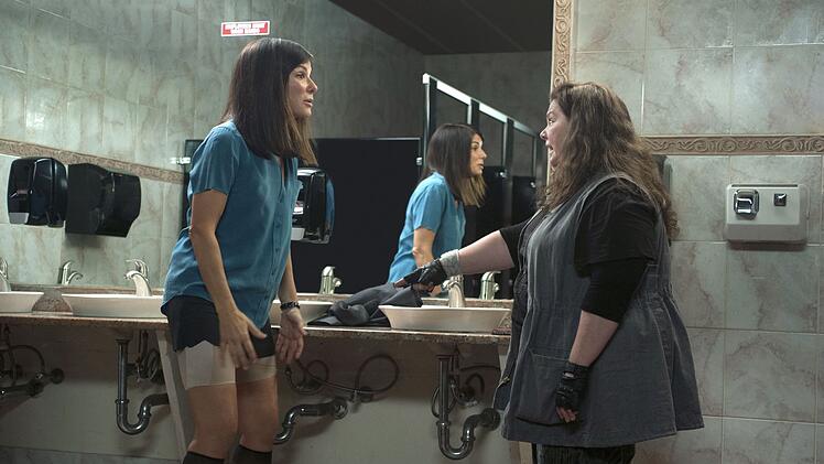 Auch FBI-Agentin Ashburn (Sandra Bullock, links) muss mal die Hosen runter lassen. Mullins (Melissa McCarthy) findet das aber gar nicht lustig.