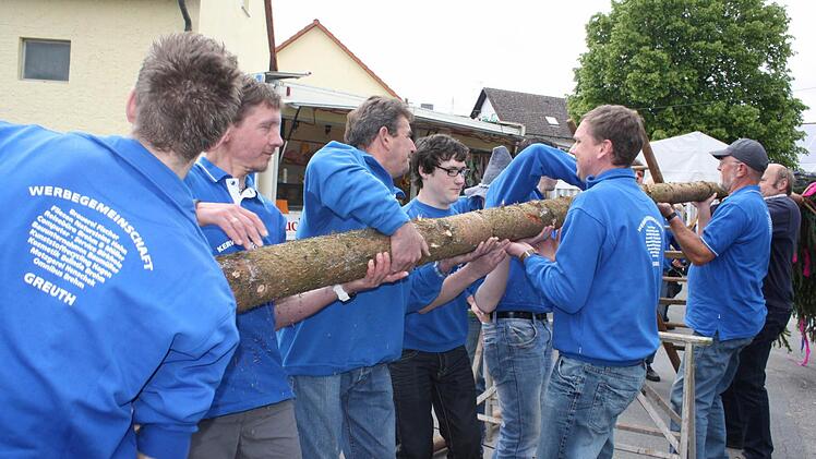 Im Höchstadter Ortsteil Greuth wurde der Kirchweihbaum aufgestellt.  Fotos: Sonja Werner