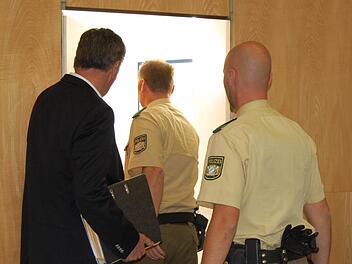 Ulrich S. verlässt den Gerichtssaal - soeben wurde er zu zwölf Jahren Freiheitsstrafe verurteilt. Fotos: Oliver Schmidt