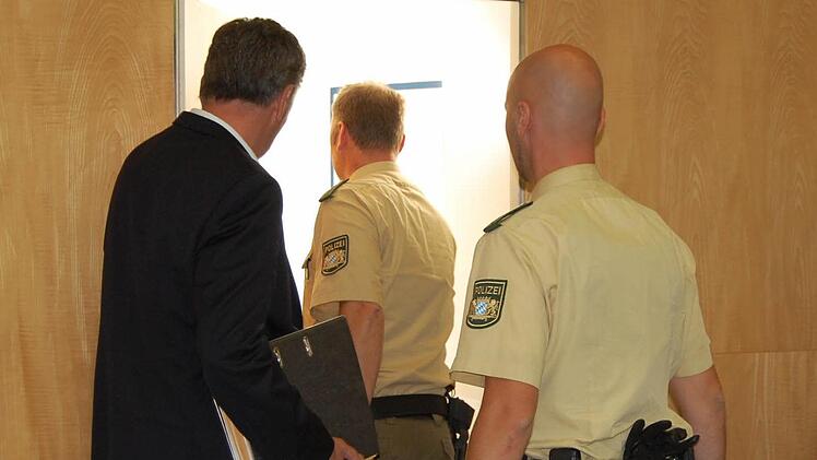 Ulrich S. verlässt den Gerichtssaal - soeben wurde er zu zwölf Jahren Freiheitsstrafe verurteilt. Fotos: Oliver Schmidt