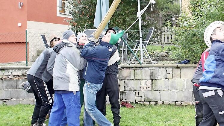 Die Kerwasburschen packen immer fest mit an, sei es beim Baum aufstellen oder beim Fass anstechen.
