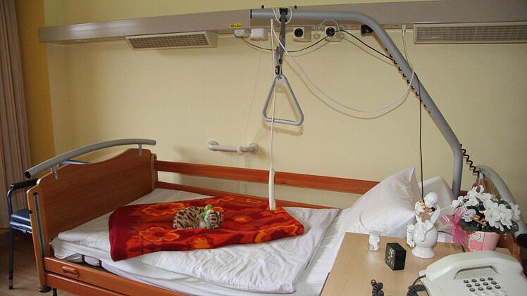 Die Zimmer sind zweckmäßig, aber auch mit vielen persönlichen Gegenständen eingerichtet.