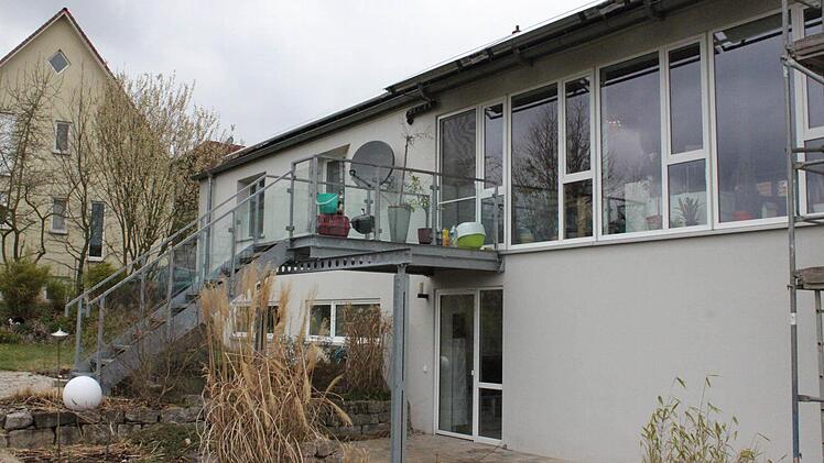 Auf der Hausrückseite führt eine Treppe vom Garten ins Haus. Unbekannte versuchten, die Türen oben und unten aufzuhebeln.
