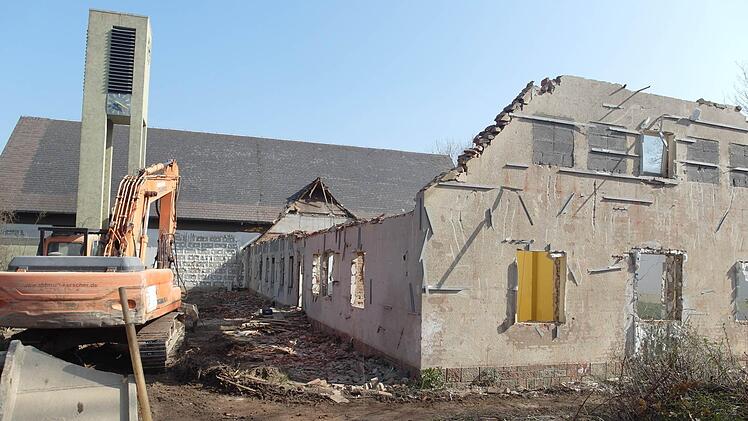 Der Abrissbagger hat schon mit seiner Arbeit begonnen. Bald sind auch die Grundmauern des Kindergartens weg.  Foto: Helmut Raab