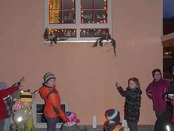 Ein geschmücktes Fenster am Haus von Petra Göttlicher Foto: Pöhlmann