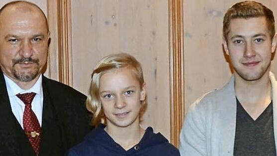 Bürgermeister Knut Morgenroth (l.) zeichnete bei der Ehrungsveranstaltung der Gemeinde Schneckenlohe Lena Hofmann und Jens Schwämmlein als Personen des Jahres aus. Fotos: privat