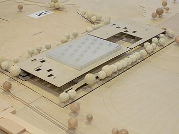 Das geplante Sport-, Gesundheits- und Begegnungszentrum am Rande des Naturschutzgebietes Exerzierplatz in der Nähe des Röthelheimbades in Erlangen soll rund 16,5 Millionen Euro kosten und Platz für 3250 Zuschauer bei den Heimspielen des HC Erlangen bieten. Eine Bürgerinitiative stellt nun kritische Fragen und befürchtet die Verschwendung von Steuergeldern. Foto: Stadt Erlangen, smü