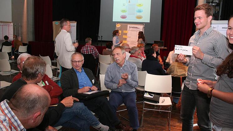 Hier diskutiert der Arbeitskreis Vestenbergsgreuth mit Studenten (rechts) der Uni Erlangen. Foto: Evi Seeger