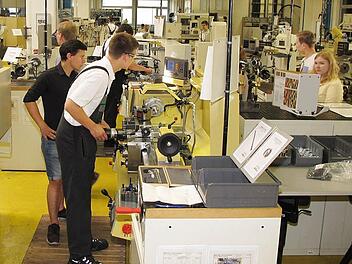 Beim Berufsinformationsabend können die Besucher am Schaeffler-Standort in Höchstadt auch die Maschinen ausprobieren. Foto: Schaeffler