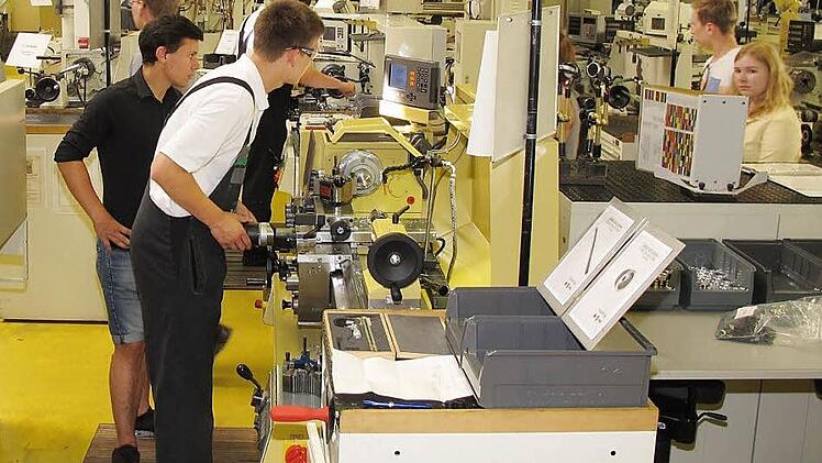 Beim Berufsinformationsabend können die Besucher am Schaeffler-Standort in Höchstadt auch die Maschinen ausprobieren. Foto: Schaeffler