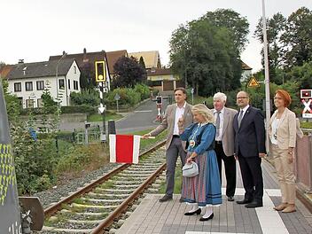 Flaggensignal: Bürgermeister Harald Pascher schickte zusammen mit den Ratsmitgliedern Irene Jungnickl und Manfred Fausten sowie den Agilis-Vertretern Markus Schiefer und Elke Berghäuser und Stadtrat Thomas Limpert (im Bild von links) den Zug auf die Reise in Richtung Bamberg.