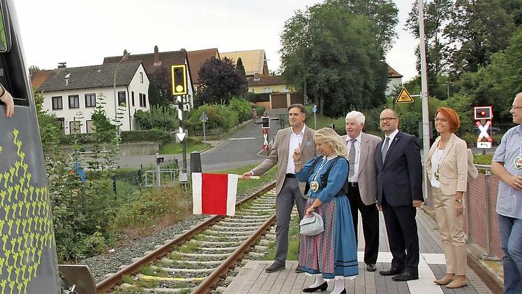 Flaggensignal: Bürgermeister Harald Pascher schickte zusammen mit den Ratsmitgliedern Irene Jungnickl und Manfred Fausten sowie den Agilis-Vertretern Markus Schiefer und Elke Berghäuser und Stadtrat Thomas Limpert (im Bild von links) den Zug auf die Reise in Richtung Bamberg.