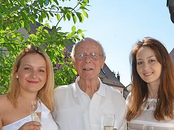 Der Jubilar Eckart Rachuj empfing zum 90. Geburtstag auch die Enkelinnen Vera (rechts) und Pia.  Foto: Bernhard Panzer