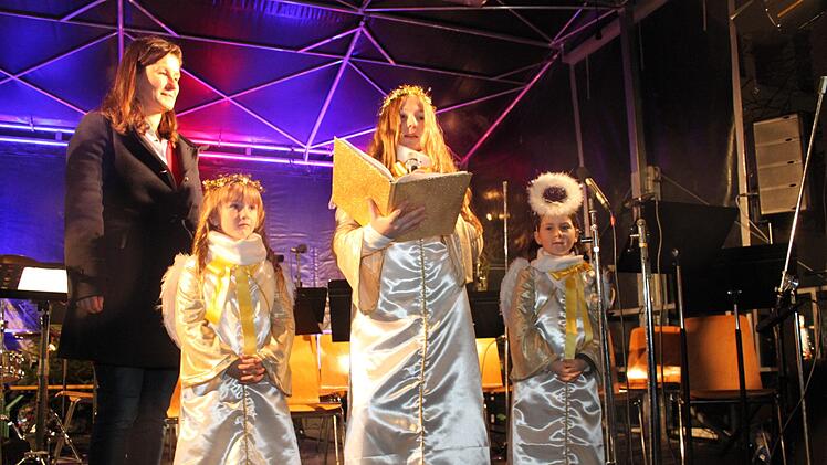 Noela Hoeß trägt den Prolog vor. Foto: Carmen Schwind