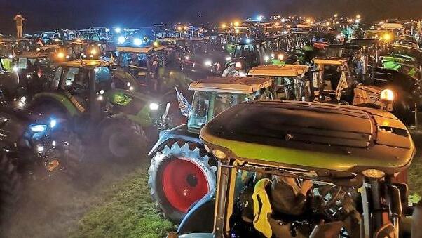 Aus ganz Deutschland rollten Bauern mit ihren Schleppern zur Protestkundgebung nach Berlin. Aus dem Coburger Land waren 30 dabei. Foto: Axel Roth