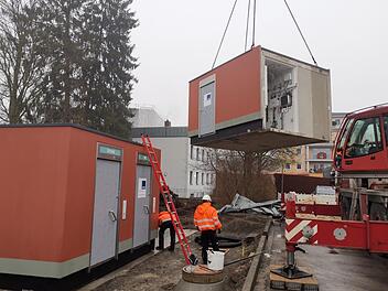 Mit dem Autokran wurden die Fertigteile aufgestellt. Foto: Frank Petzold