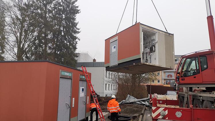 Mit dem Autokran wurden die Fertigteile aufgestellt. Foto: Frank Petzold