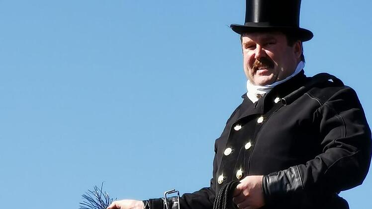 Schornsteinfeger bringen Glück - und in der Coronakrise hoffentlich auch Gesundheit: Bezirksschornsteinfeger Harald Will ist auch in diesen Tagen unterwegs. Foto: privat