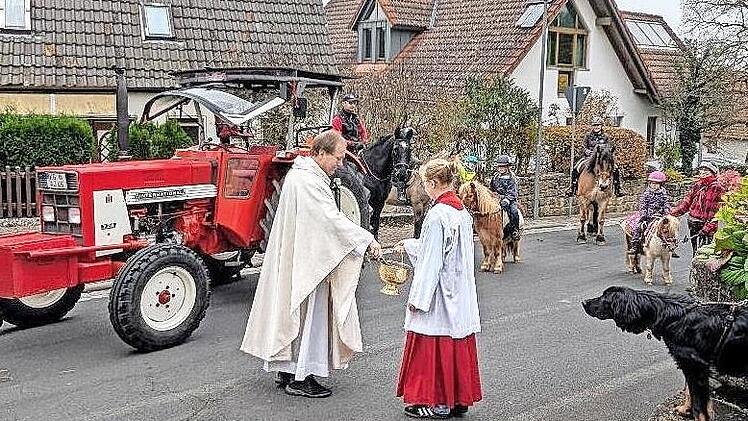 Stadtpfarrer Thomas Eschenbacher spendete den Segen für Tiere und Traktoren.