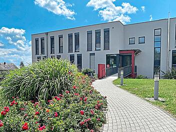Blick auf ein Geb&auml;ude des Medizinischen Versorgungszentrums in Ha&szlig;furt. G&uuml;nther Geiling