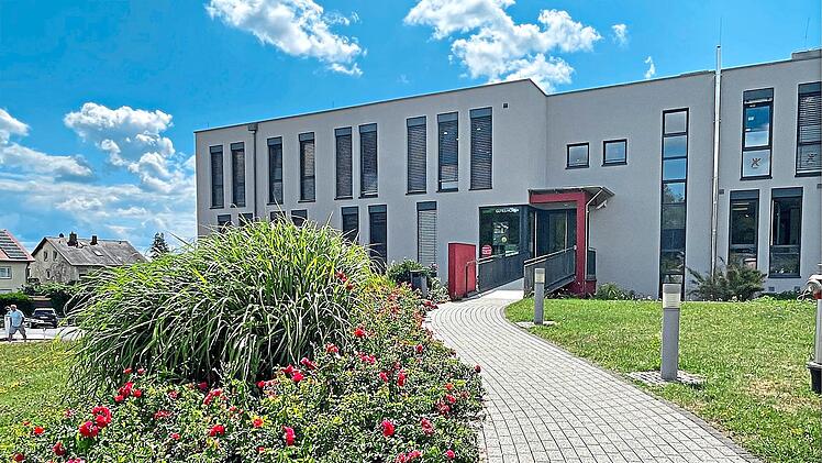 Blick auf ein Geb&auml;ude des Medizinischen Versorgungszentrums in Ha&szlig;furt. G&uuml;nther Geiling