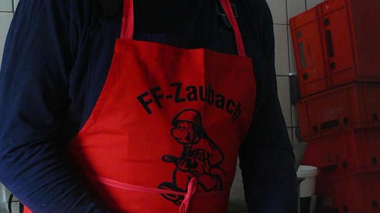 Winfried Baumgärtner beim Zuschneiden des Fleisches für den Presssack.