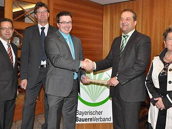 Bei der Feierstunde in Hüttendorf, von links Rudolf Fähnlein, Robert Ort, Christian Merz, Rudolf Meth und Kreisbäuerin Evi Derrer  Foto: Roland Meister