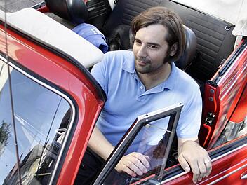 Auf dem Weg zum Gemüsestand entdeckt Sebastian Körber ein rotes Käfer-Cabrio am Straßenrand. "Das Geräusch, der Sound", schwärmt der Auto-Fan und stöhnt, dass er leider noch keine Garage hat. Fotos: Nikolas Pelke