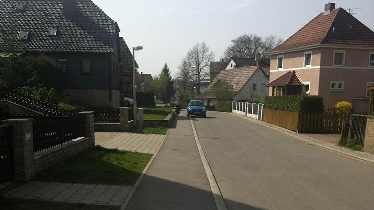 Das Stück Straße bis zu dem blauen Auto wurde jetzt als historische Straße anerkannt. Damit fallen für die Anlieger die Erschließungsgebühren für den Gehweg weg.  Fotos: Christiane Lehmann