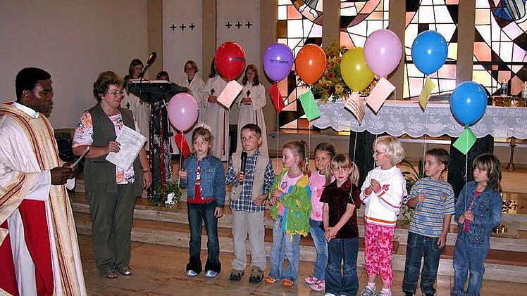 Zusammen mit den Kindern feiern Pater Peter und Carina Siebert den Festgottesdienst zum 40-jährigen Bestehen der Kita St. Marien. Foto: Klaus Oelzner