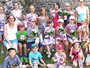 Michaela Käferlein (links), Kerstin Käferlein (rechts) und Stefanie Korb (sitzend, zweite Reihe) bastelten mit den Kindern Behälter aus alten Milchtüten. Recycling mal anders.  Foto: Gerhard Schmidt