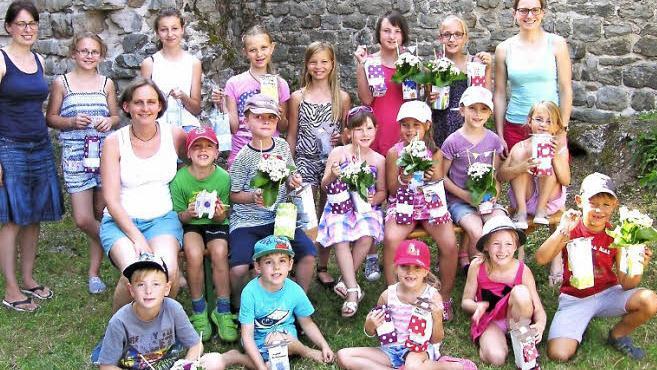 Michaela Käferlein (links), Kerstin Käferlein (rechts) und Stefanie Korb (sitzend, zweite Reihe) bastelten mit den Kindern Behälter aus alten Milchtüten. Recycling mal anders.  Foto: Gerhard Schmidt