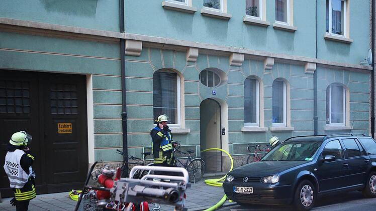 Mit 25 Einsatzkräften und fünf Fahrzeugen rückte die Feuerwehr aus, um einen brennenden Akku zu löschen. Foto: Harald Rieger