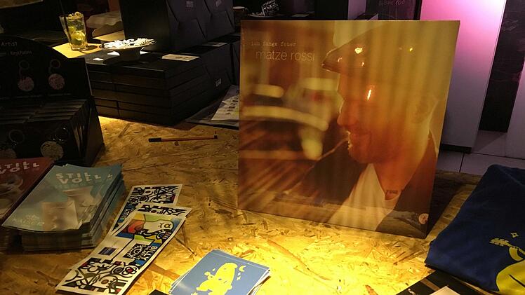 Der New Yorker Pop-Art-Künstler Billy The Artist lockte zahlreiche Besucher in die alte Pakethalle in Coburg. Foto: Jochen Berger