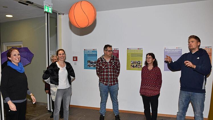 Rund 15 Besucher nahmen im Mehrgenerationenhaus an der Trainingseinheit "Mit und fit - Begegnung durch Bewegung - Aktivität für Körper und Geist" mit Simone Geruschke und Lisa Geyer teil.Ulrike Langer