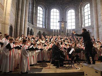 Eindrucksvolles musikalisches Erlebnis: Die drei Domchöre sangen die "Missa fidem Cantebus" von Christan Heiß.  Foto: Barbara Herbst