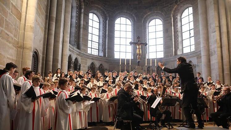 Eindrucksvolles musikalisches Erlebnis: Die drei Domchöre sangen die "Missa fidem Cantebus" von Christan Heiß.  Foto: Barbara Herbst