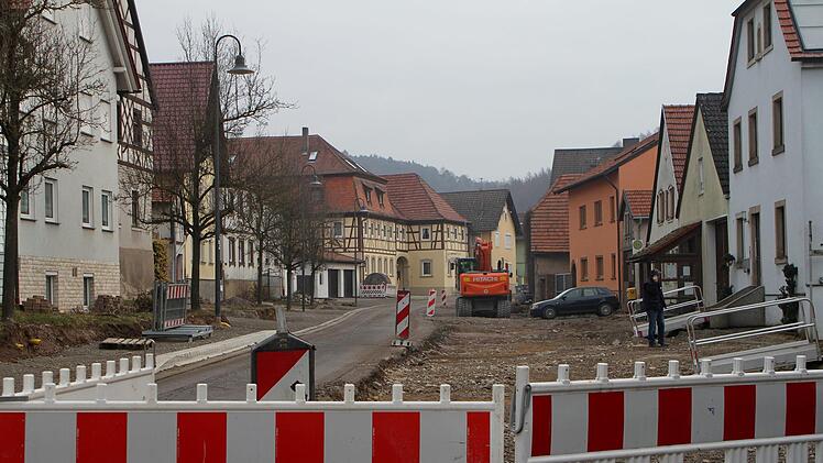 Blick auf die ruhende Baustelle in Stettfeld, in die bald wieder Leben einkehren soll.Günther Geiling