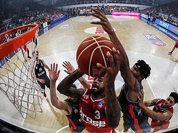 Dorell Wright, der nach der Pause mächtig aufdrehte, setzt sich unter dem Korb gegen die Münchner Danilo Barthel (l.) und Devin Booker durch. Fotos: Daniel Löb