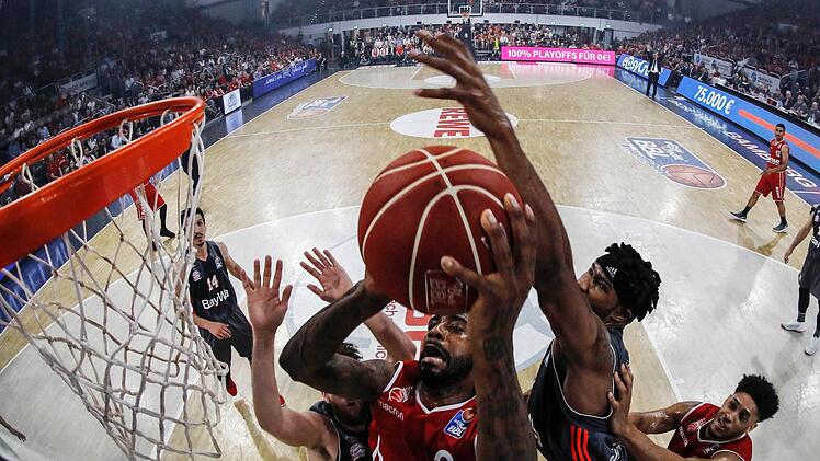 Dorell Wright, der nach der Pause mächtig aufdrehte, setzt sich unter dem Korb gegen die Münchner Danilo Barthel (l.) und Devin Booker durch. Fotos: Daniel Löb
