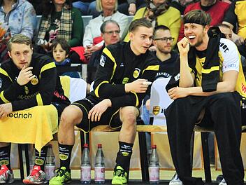 Gute Laune bei Lukas Wucherpfennig, Jakob Knauer und Philipp Barsties (von links) auf der HSC-Bank. Nicht nur das deutsche Trio wird in den nächsten Wochen gefordert sein, ihre neuen Teamkollegen schnell in ein funktionierendes Gefüge einzugliedern.  Foto: Hagen Lehmann/Archiv
