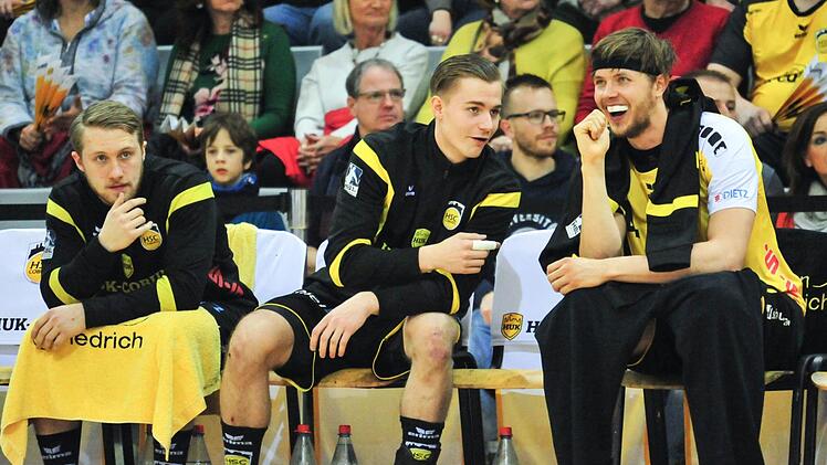 Gute Laune bei Lukas Wucherpfennig, Jakob Knauer und Philipp Barsties (von links) auf der HSC-Bank. Nicht nur das deutsche Trio wird in den nächsten Wochen gefordert sein, ihre neuen Teamkollegen schnell in ein funktionierendes Gefüge einzugliedern.  Foto: Hagen Lehmann/Archiv