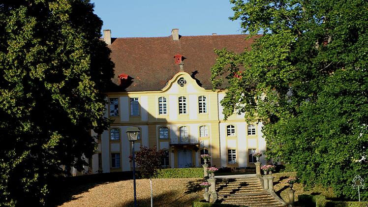 Die Geschichte des Marktes ist eng mit der Familie und dem Schloss der Rotenhans verbunden, in dem auch ein umfangreiches Archiv ist. Einige Bücher sollen nun über das "Heimatmuseum Ebern" der Öffentlichkeit zugänglich sein.  Foto: Günther Geiling