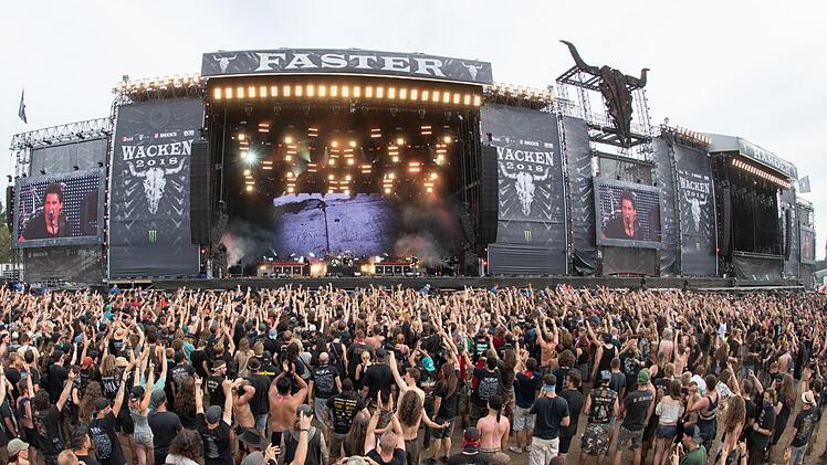 Auf dem Wacken Open Air wurden zwei Rentner gefunden, die sich aus einem Altenheim geschlichen hatten,. Symbolfoto: Daniel Reinhardt/dpa