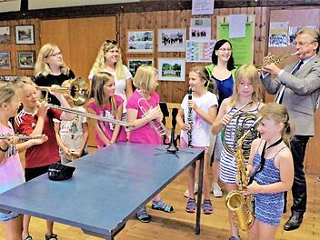 Die Bergmannskapelle Stockheim stellte den Kindern ihre Instrumente vor. Aufmerksam verfolgen die Kids die musikalischen Anstrengungen von Bürgermeister Rainer Detsch.  Foto: Gerd Fleischmann