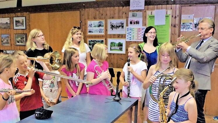 Die Bergmannskapelle Stockheim stellte den Kindern ihre Instrumente vor. Aufmerksam verfolgen die Kids die musikalischen Anstrengungen von Bürgermeister Rainer Detsch.  Foto: Gerd Fleischmann