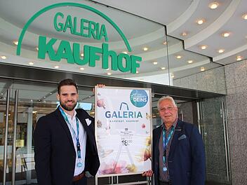 Sven Lotz (links) hatte am Montag seinen ersten Arbeitstag als Geschäftsführer der Coburger Filiale von  Galeria Karstadt Kaufhof. Sein Vorgänger Hartmut Abel übernimmt die Filiale in Schweinfurt.Foto: Oliver Schmidt
