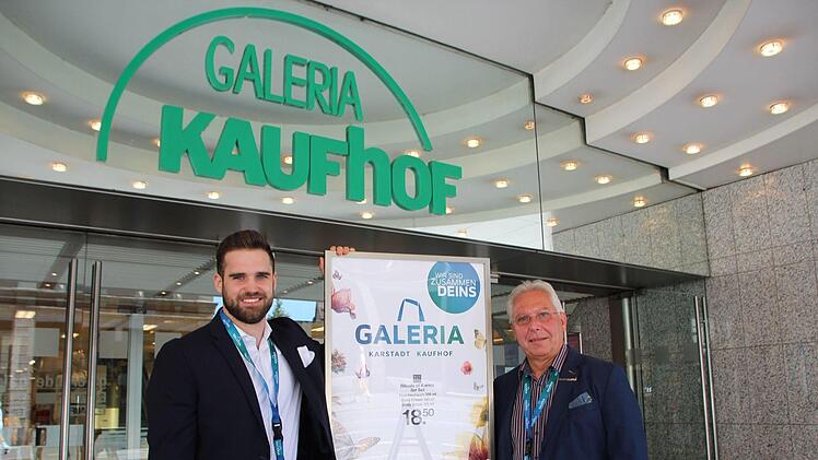Sven Lotz (links) hatte am Montag seinen ersten Arbeitstag als Geschäftsführer der Coburger Filiale von  Galeria Karstadt Kaufhof. Sein Vorgänger Hartmut Abel übernimmt die Filiale in Schweinfurt.Foto: Oliver Schmidt