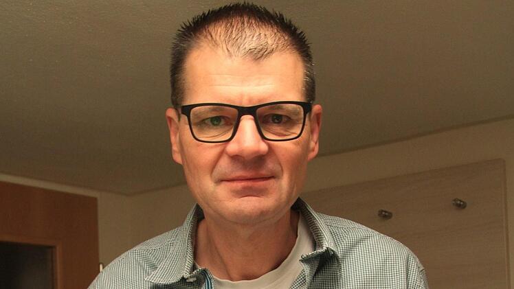 J&uuml;rgen M&uuml;ller aus Mistelfeld mit den wiederverwendbaren, umweltvertr&auml;glichen Kaffeekapseln, die seine Erfindung sind. Foto: Theresa Schiffl